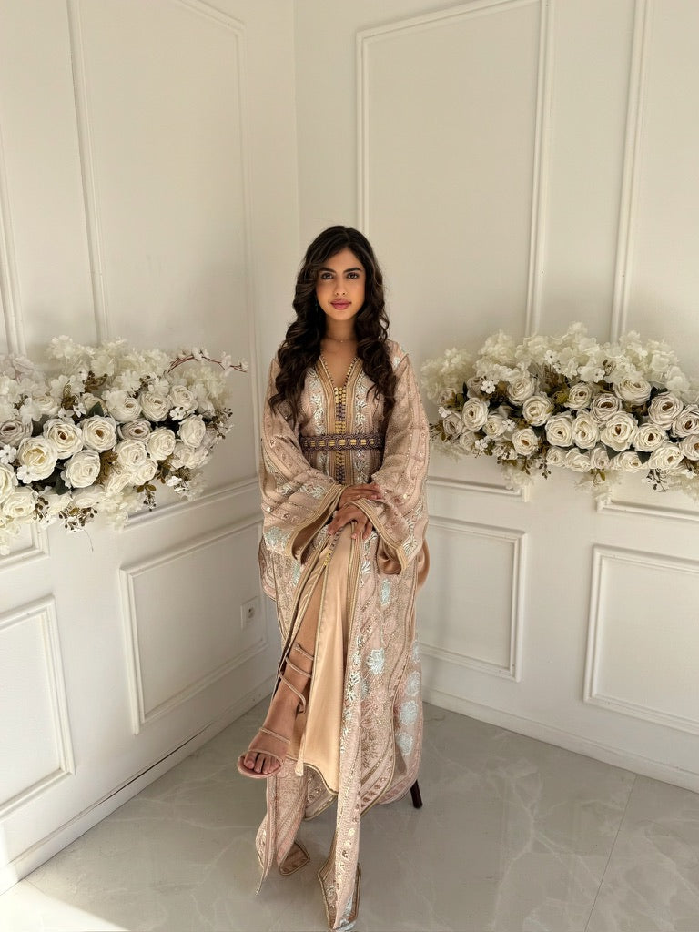 Model wearing Takchita Liliya – lilac-pink Moroccan takchita in embroidered organza