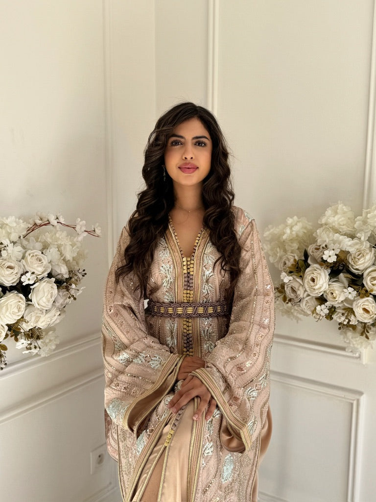 Elegant lilac-pink Moroccan gown – Takchita Liliya with fine gold embroidery