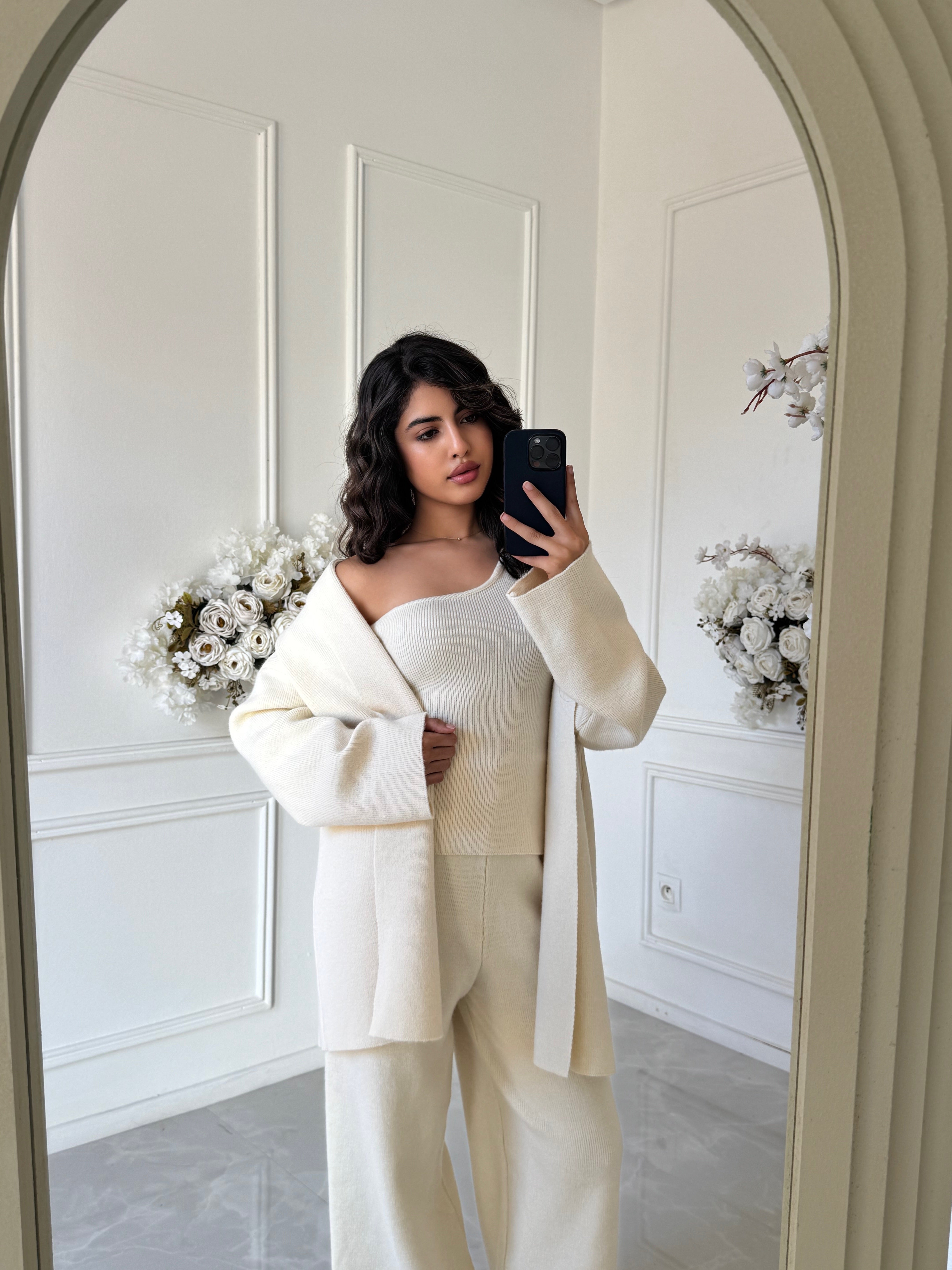 Layan three-piece women’s set with relaxed top, trousers and outer layer in neutral tone