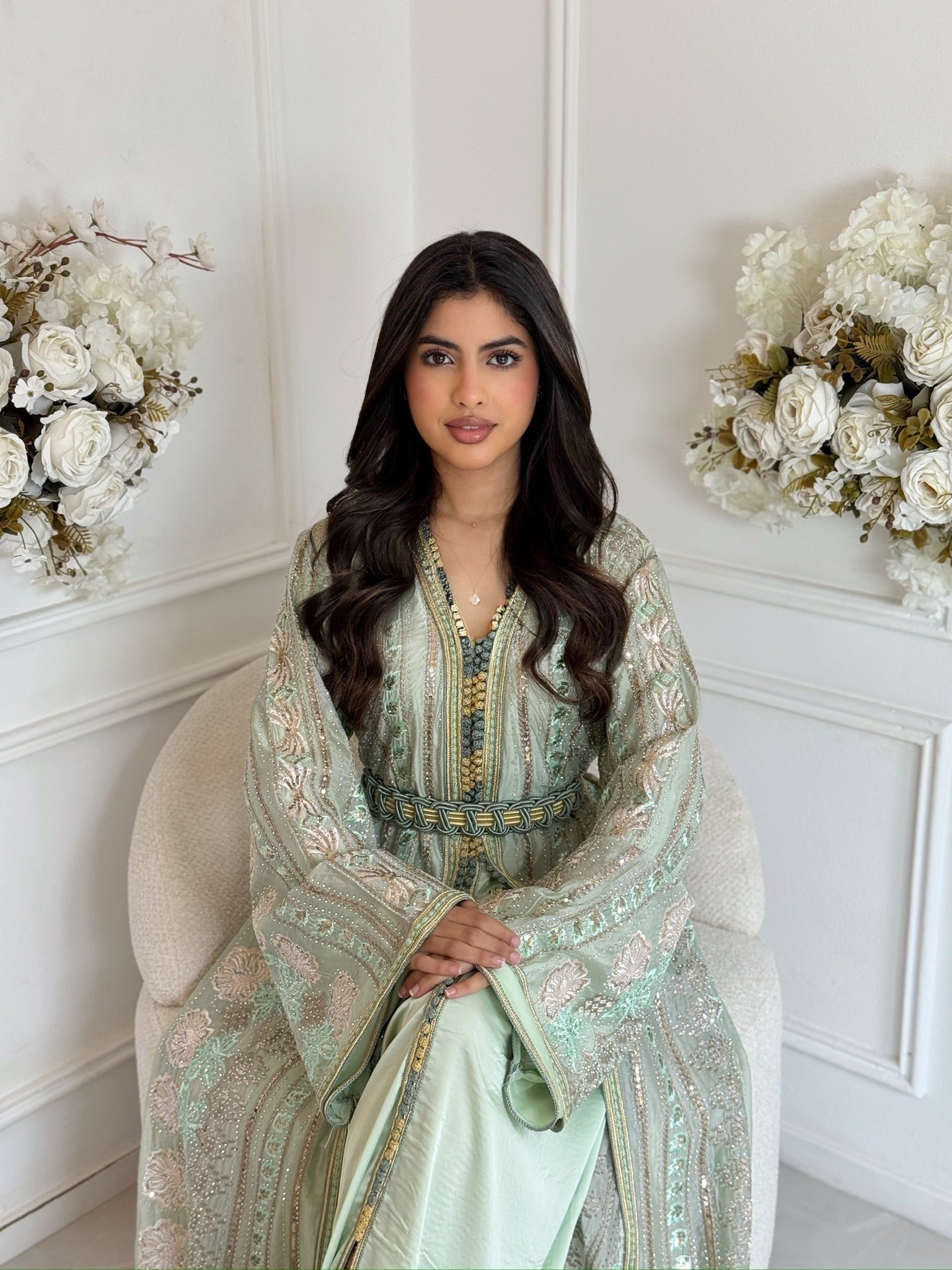 Elegant Moroccan takchita in soft green with embroidery – Takchita Loujain