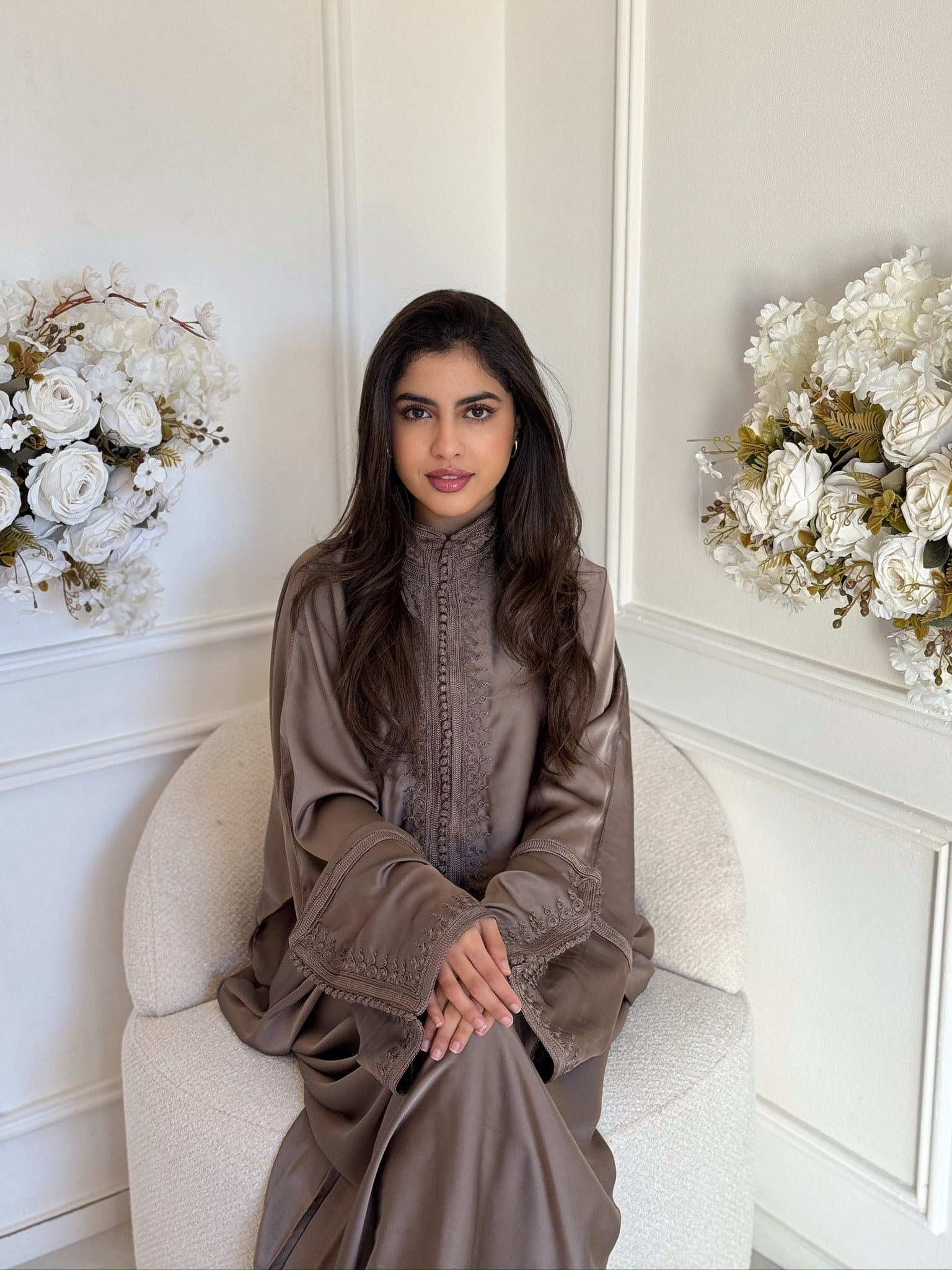 Woman wearing the Gandoura Nayla, a handmade Moroccan gandoura with a flowing and elegant fit.