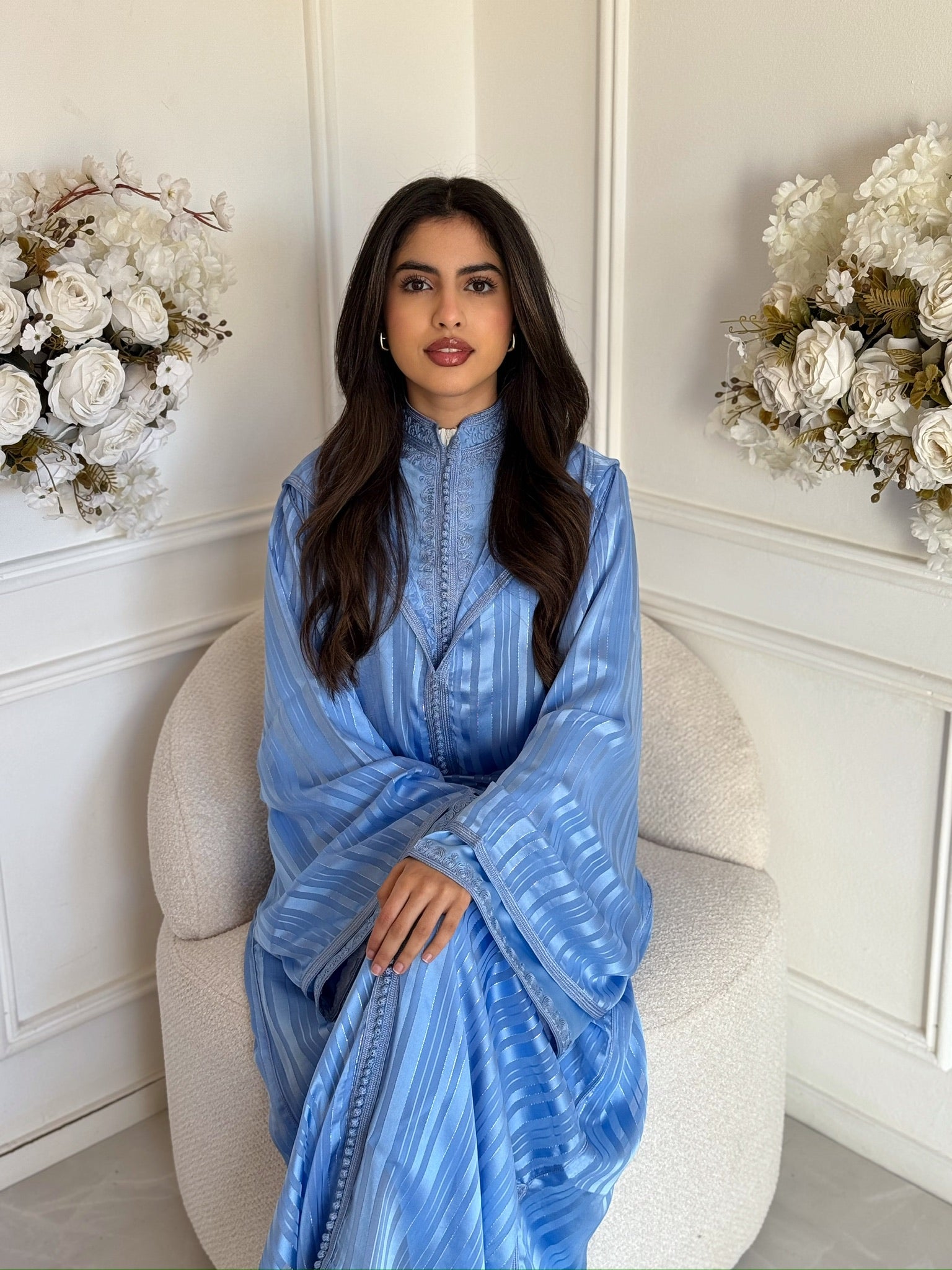 Woman wearing the Jellaba Elsa, a luxury handmade Moroccan jellaba with an elegant flowing silhouette.