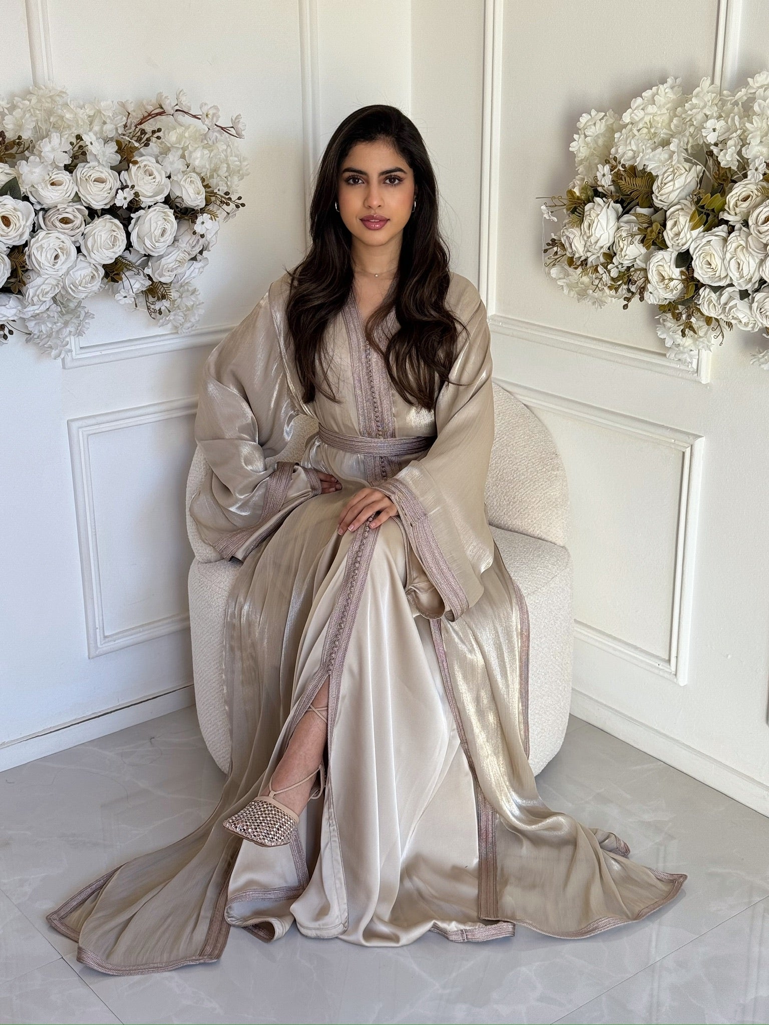 Woman wearing the Takchita Manal, a luxury handmade Moroccan takchita with an elegant flowing silhouette.