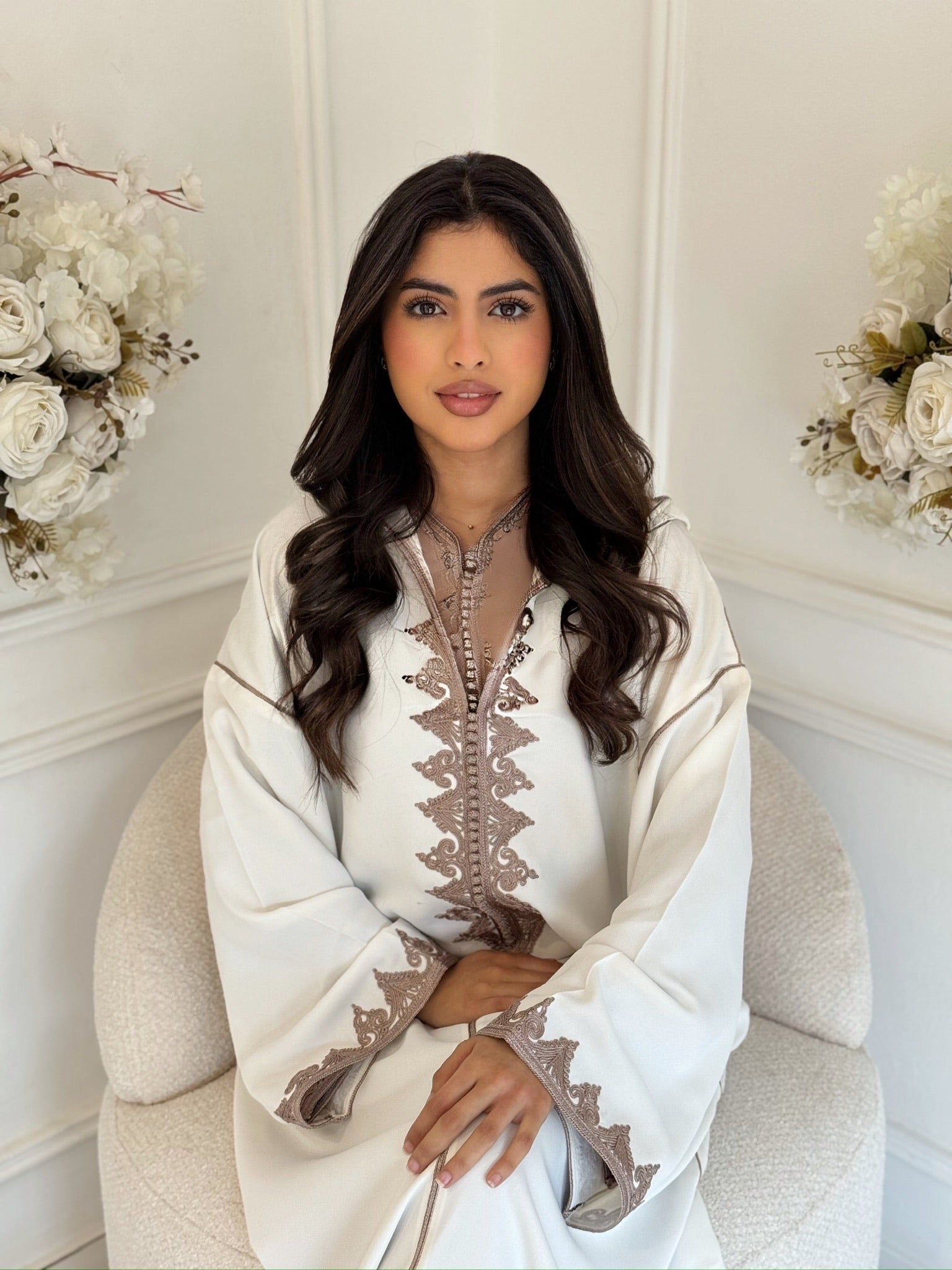 Elegant Eid jellaba in white with embroidery – Moroccan modest dress