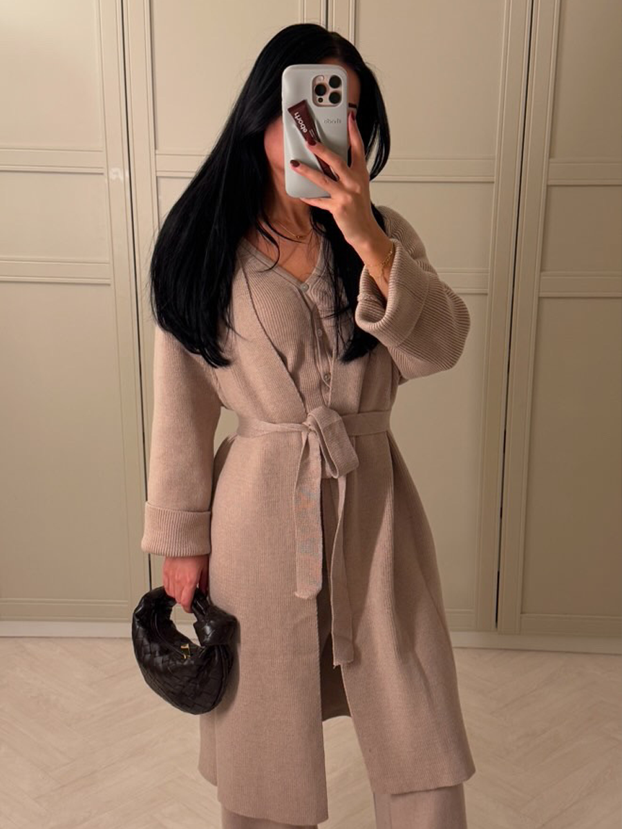 Close-up of Amaya wool fabric and tailored fit